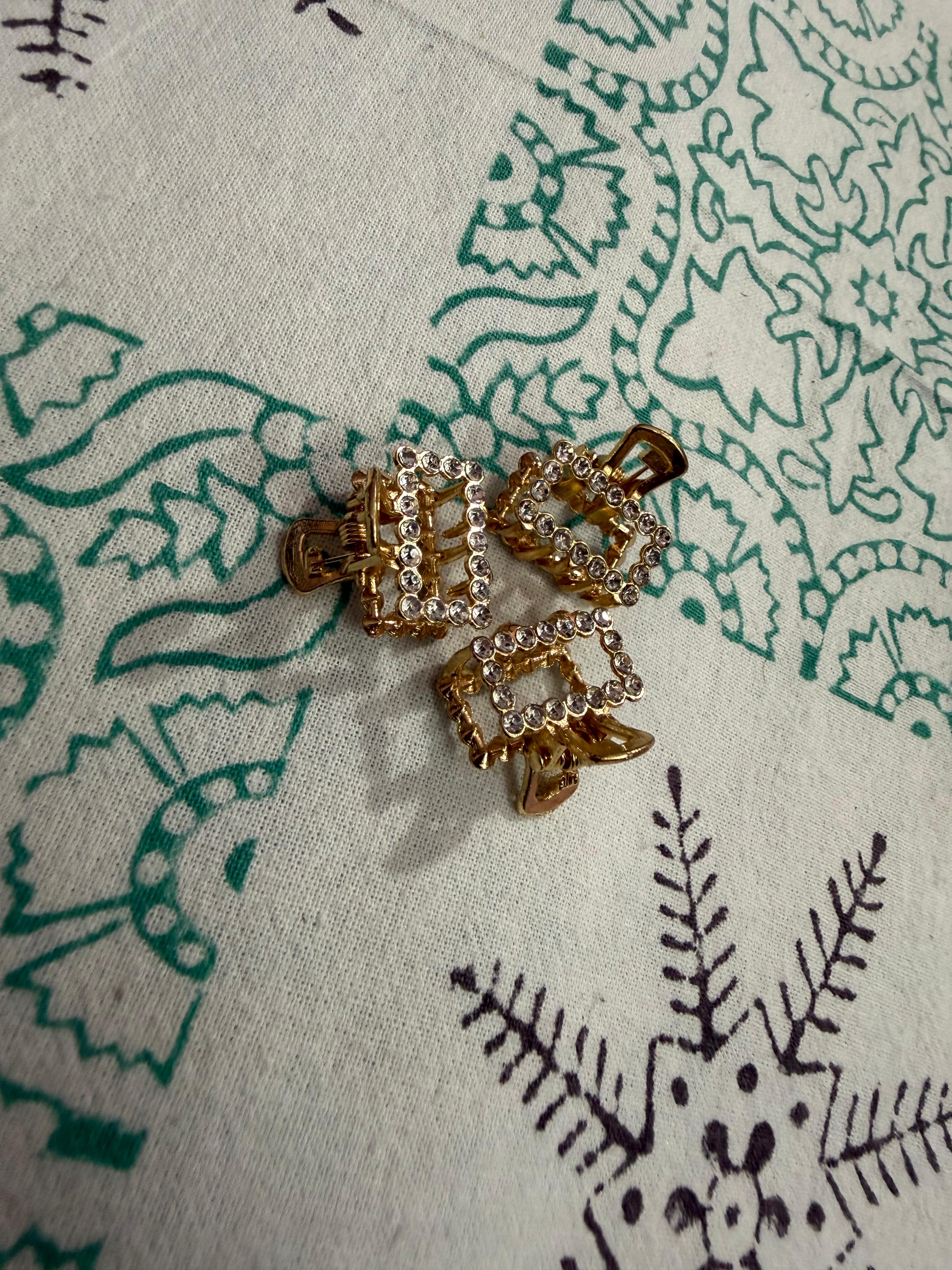 Partywear small size hair clutcher golden coloured (set of 1)(single piece)