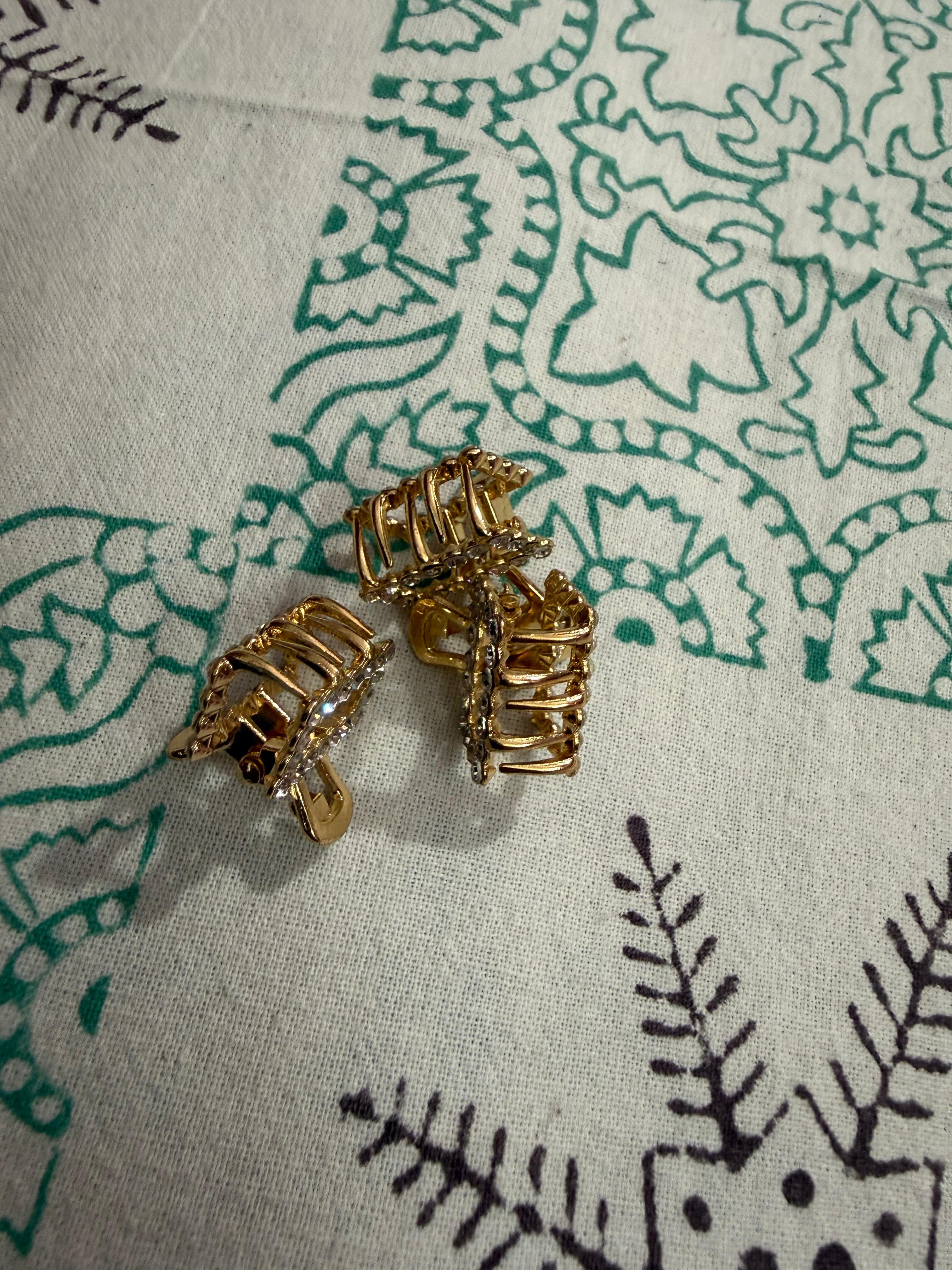 Partywear small size hair clutcher golden coloured (set of 1)(single piece)